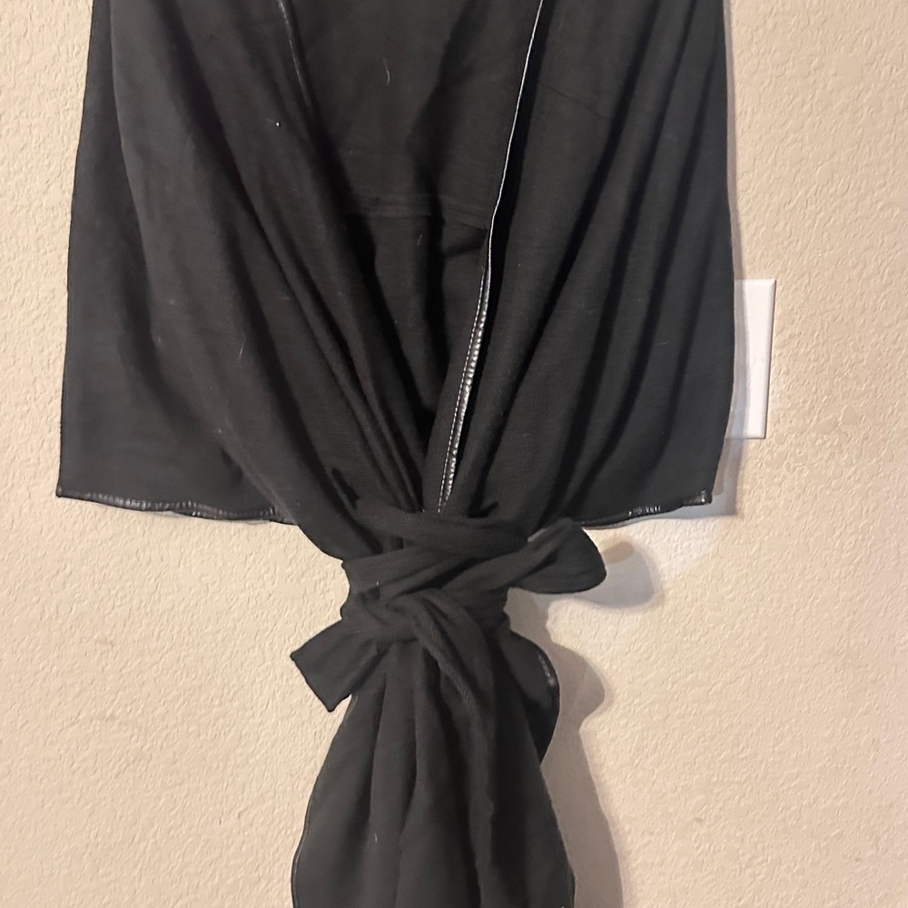 Avenue Black Cape